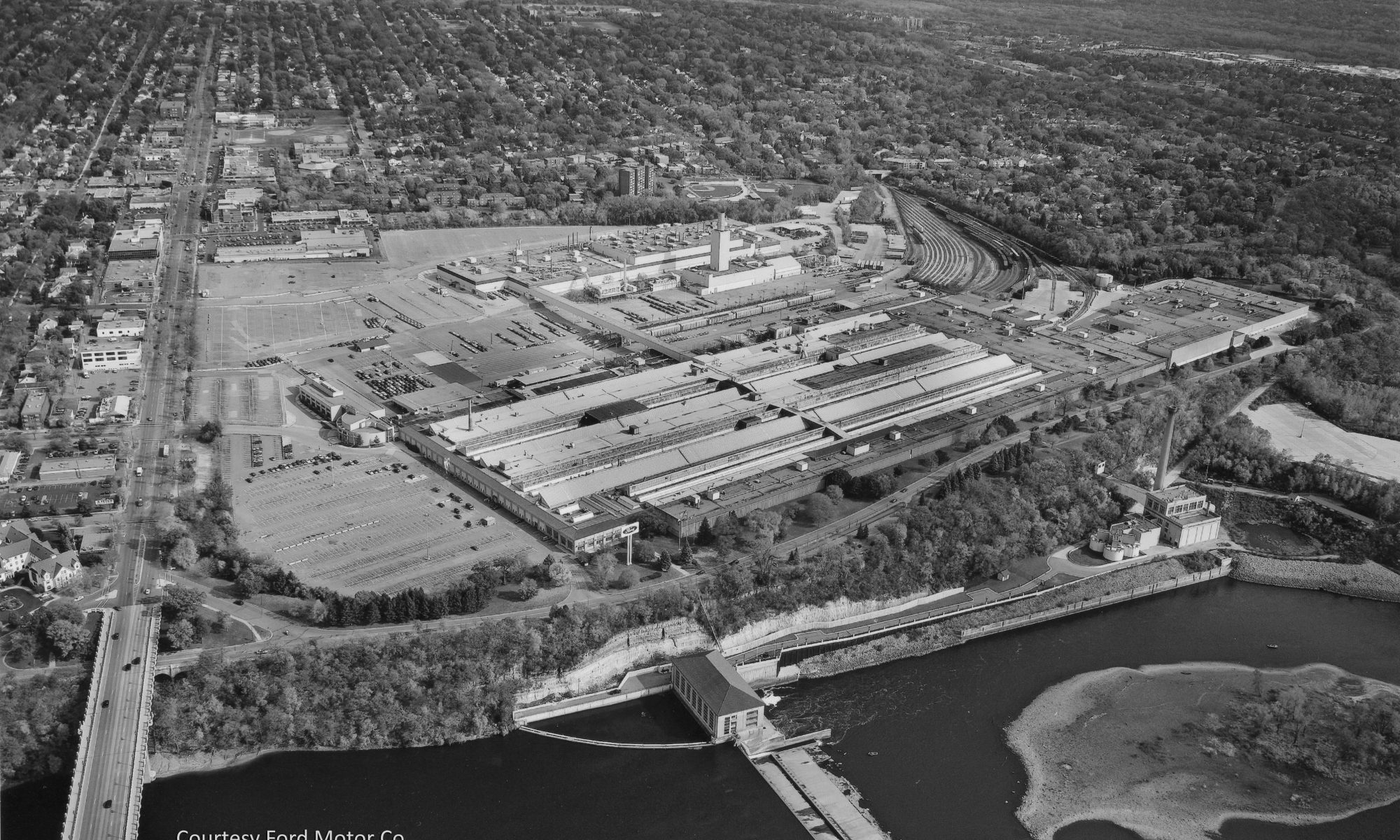 The Twin Cities Assembly Plant, pictured here around 2006, occupied 122 acres adjacent the Mississippi River in Saint Paul. The original plant site consisted of 200 acres, some of which was eventually sold to private developers for the shopping center and apartment buildings along the eastern edge of the property. However, Ford retained the mineral rights under the parcels that had been sold. Courtesy Ford Motor Company